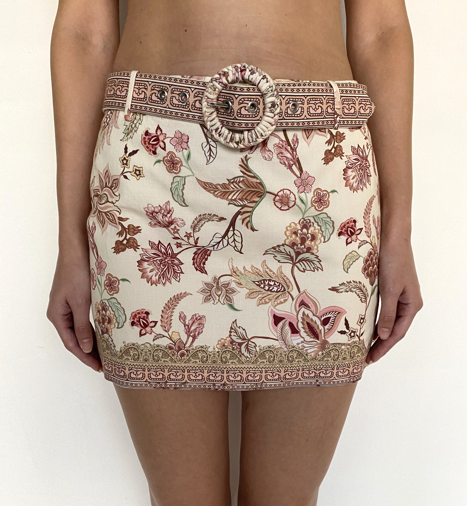 MINI SKIRT WITH BUCKLE BELT